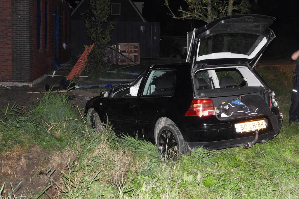 Auto raakt van de weg knalt tegen woning