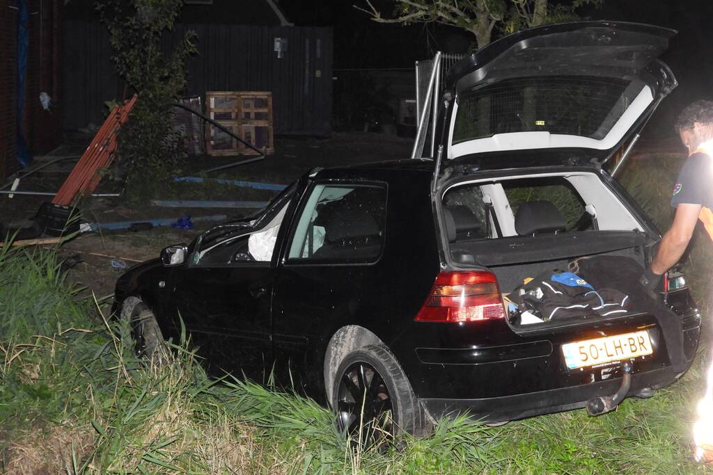 Auto raakt van de weg knalt tegen woning