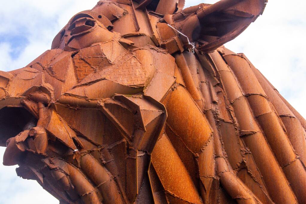 Mondkapje van De Stier afgetrokken