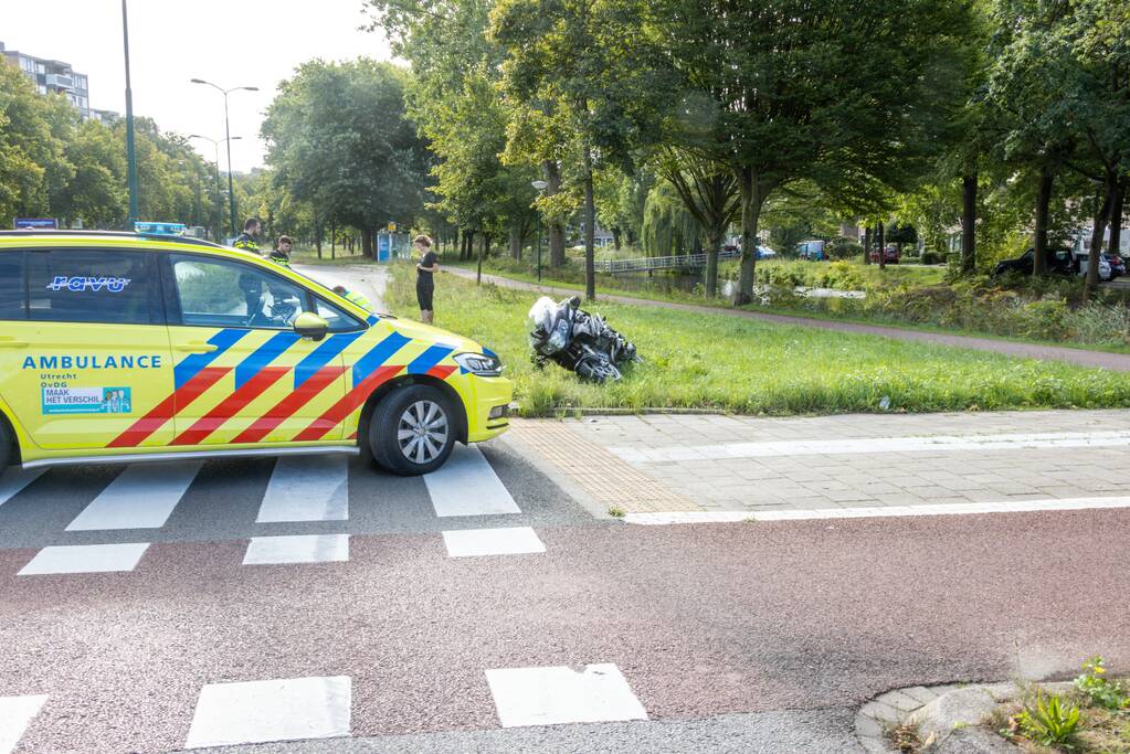 Motorrijder gewond naar ziekenhuis na harde val
