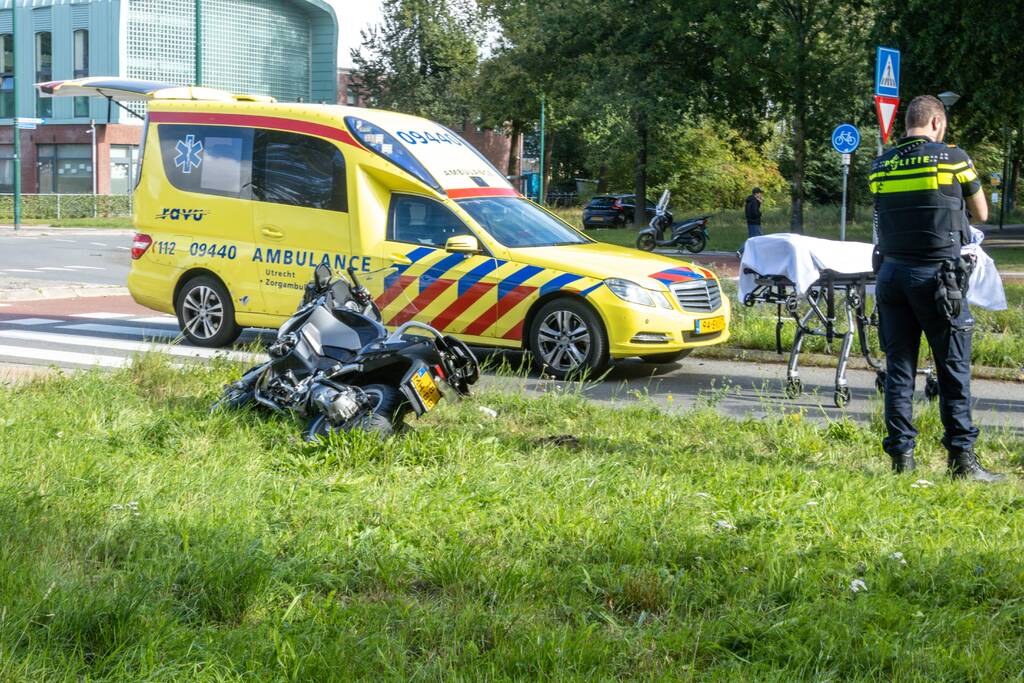 Motorrijder gewond naar ziekenhuis na harde val