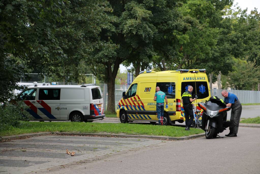 Motor komt in botsing met fietsster