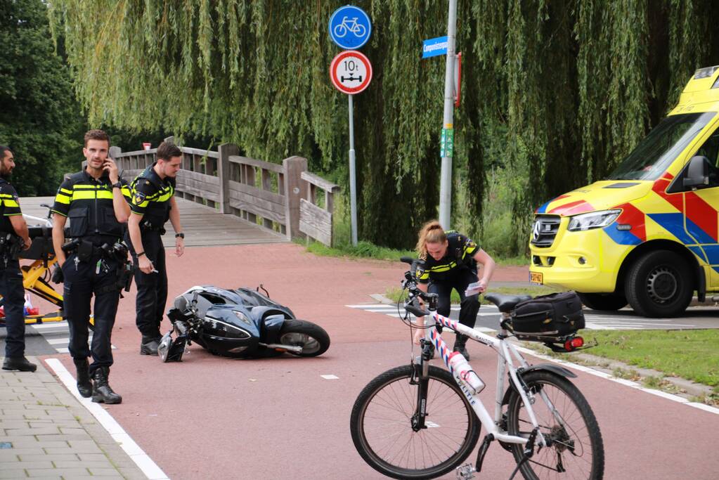 Scooterrijder gaat hard onderuit en raakt gewond