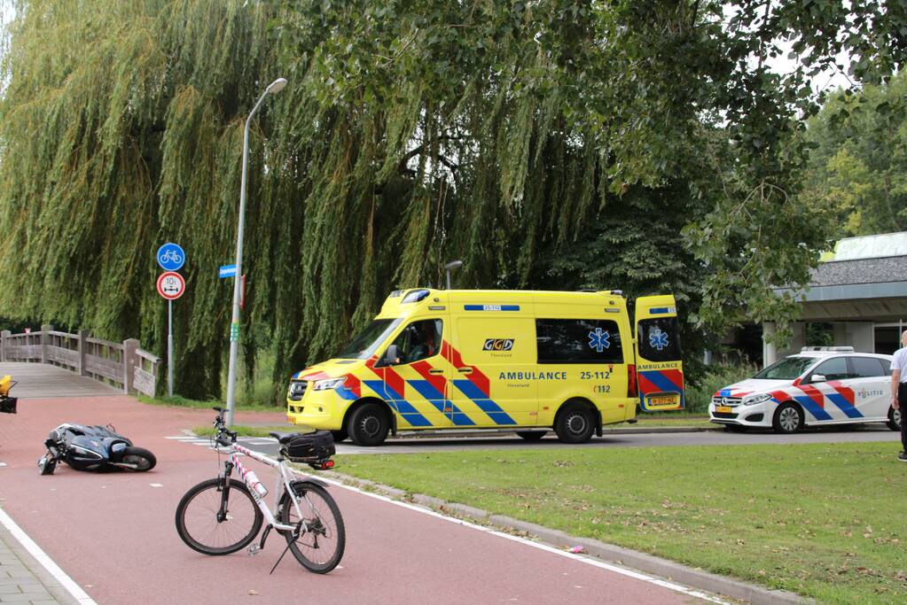 Scooterrijder gaat hard onderuit en raakt gewond