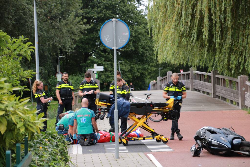 Scooterrijder gaat hard onderuit en raakt gewond