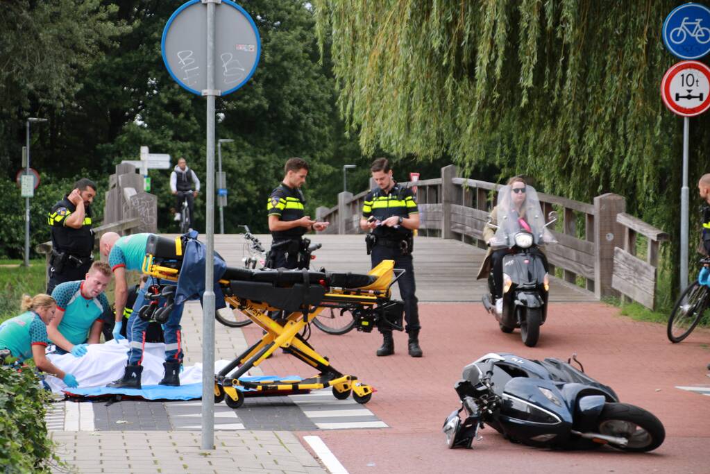 Scooterrijder gaat hard onderuit en raakt gewond