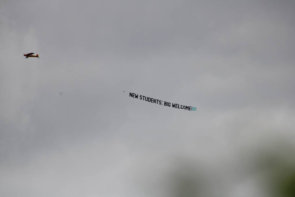 Nieuwe studenten verwelkomd vanuit de lucht