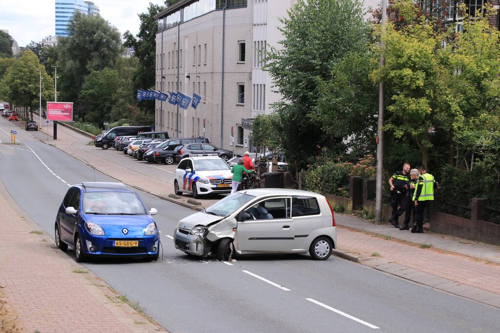 Twee gewonde bij frontale aanrijding