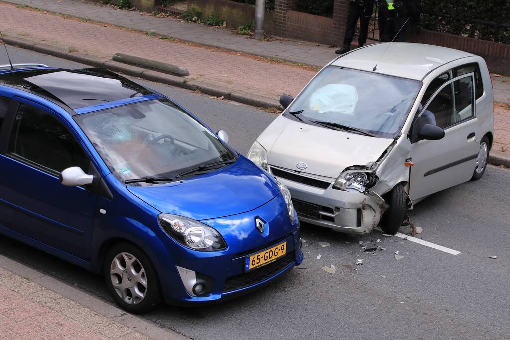 Twee gewonde bij frontale aanrijding