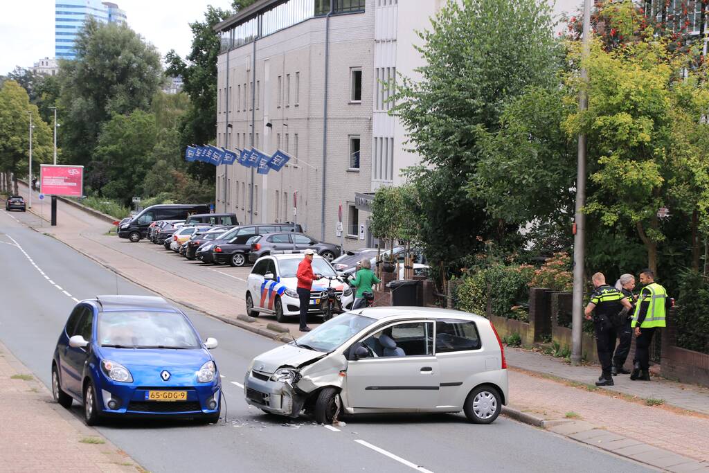 Twee gewonde bij frontale aanrijding