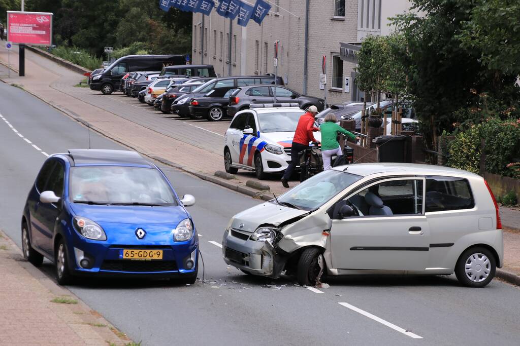 Twee gewonde bij frontale aanrijding