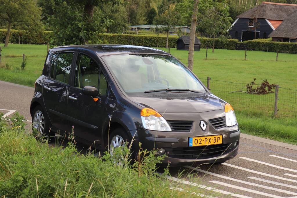 Personenauto en brommerrijder botsen op kruising