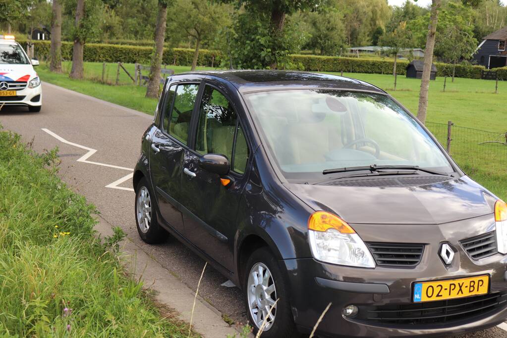 Personenauto en brommerrijder botsen op kruising