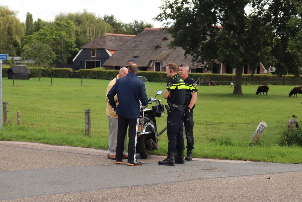 Personenauto en brommerrijder botsen op kruising