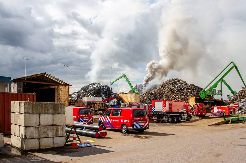 Flinke rookwolken bij brand metaalrecycling E.M.R.