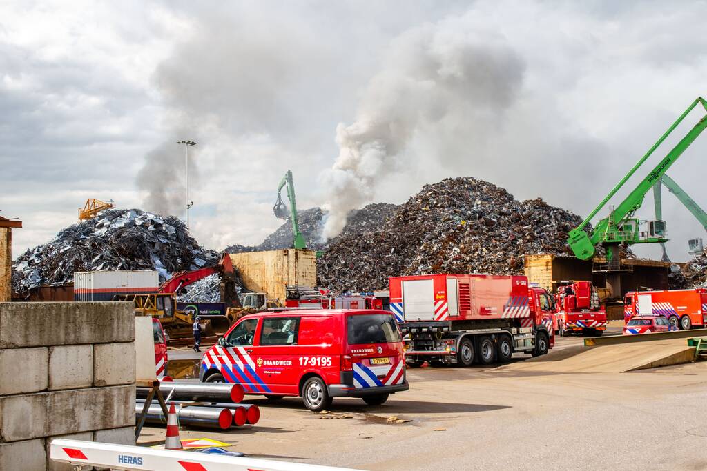 Flinke rookwolken bij brand metaalrecycling E.M.R.