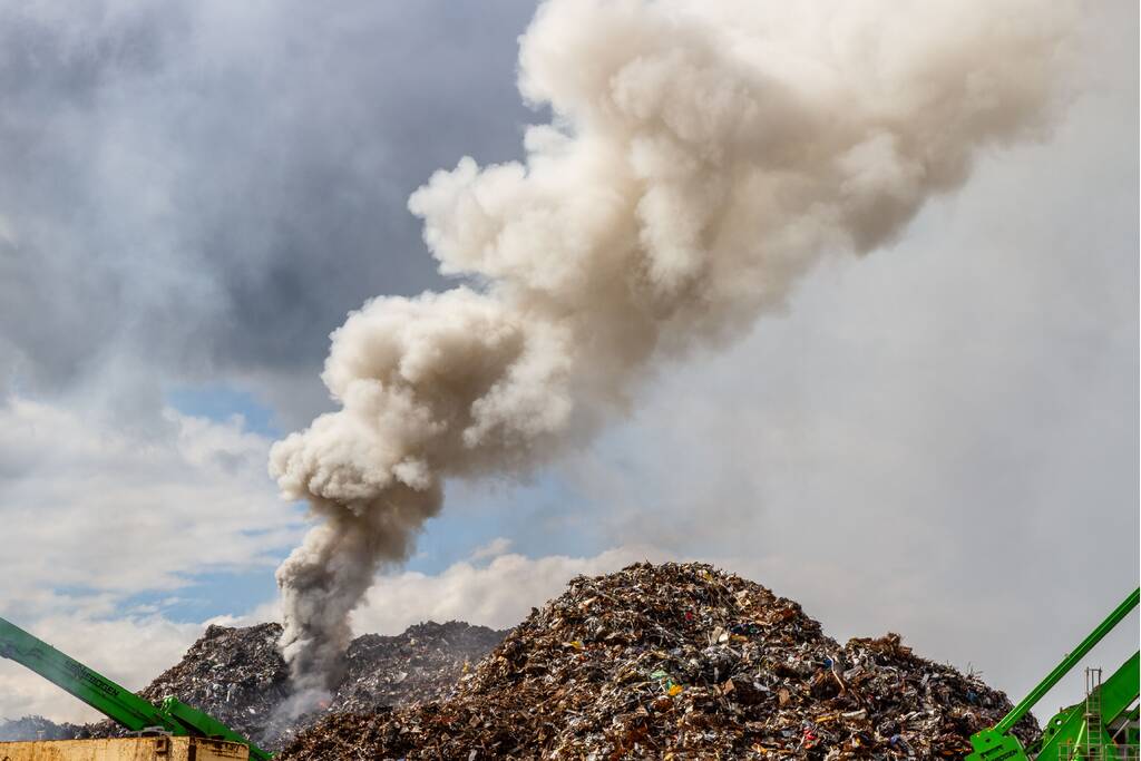 Flinke rookwolken bij brand metaalrecycling E.M.R.