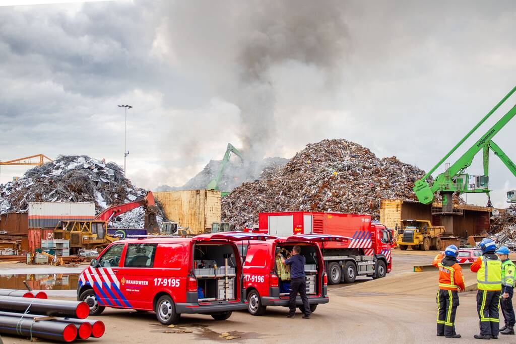 Flinke rookwolken bij brand metaalrecycling E.M.R.