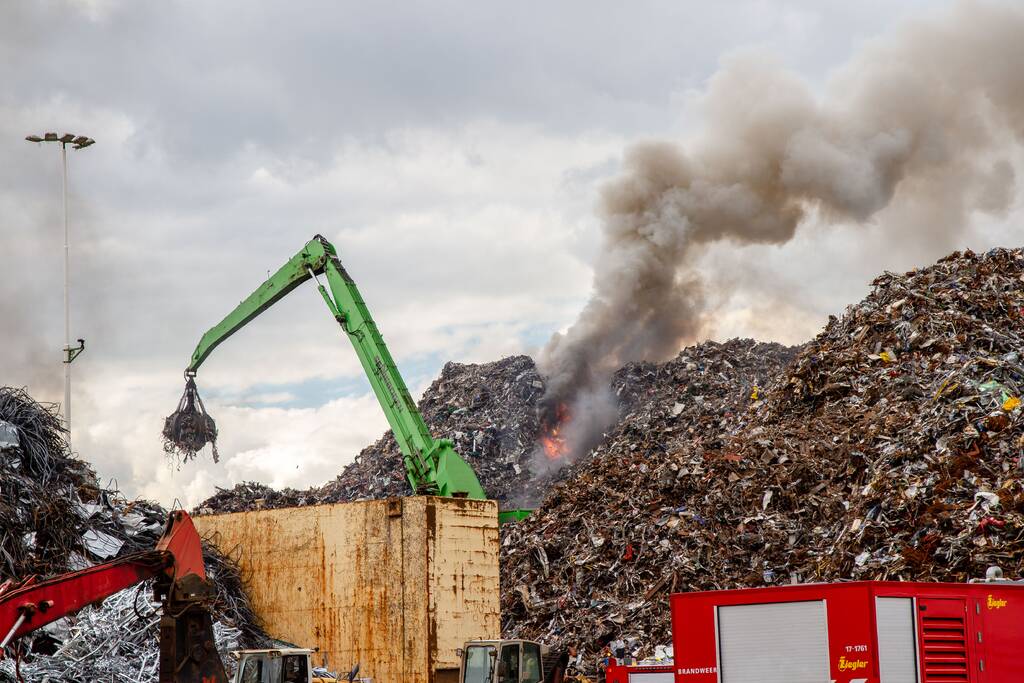 Flinke rookwolken bij brand metaalrecycling E.M.R.