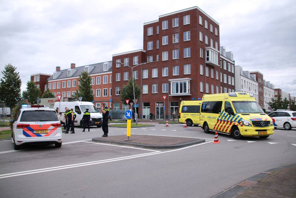 Voetganger ernstig gewond na botsing met bestelbus
