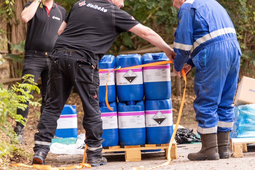 Lekkende vaten uit vrachtwagen gehaald