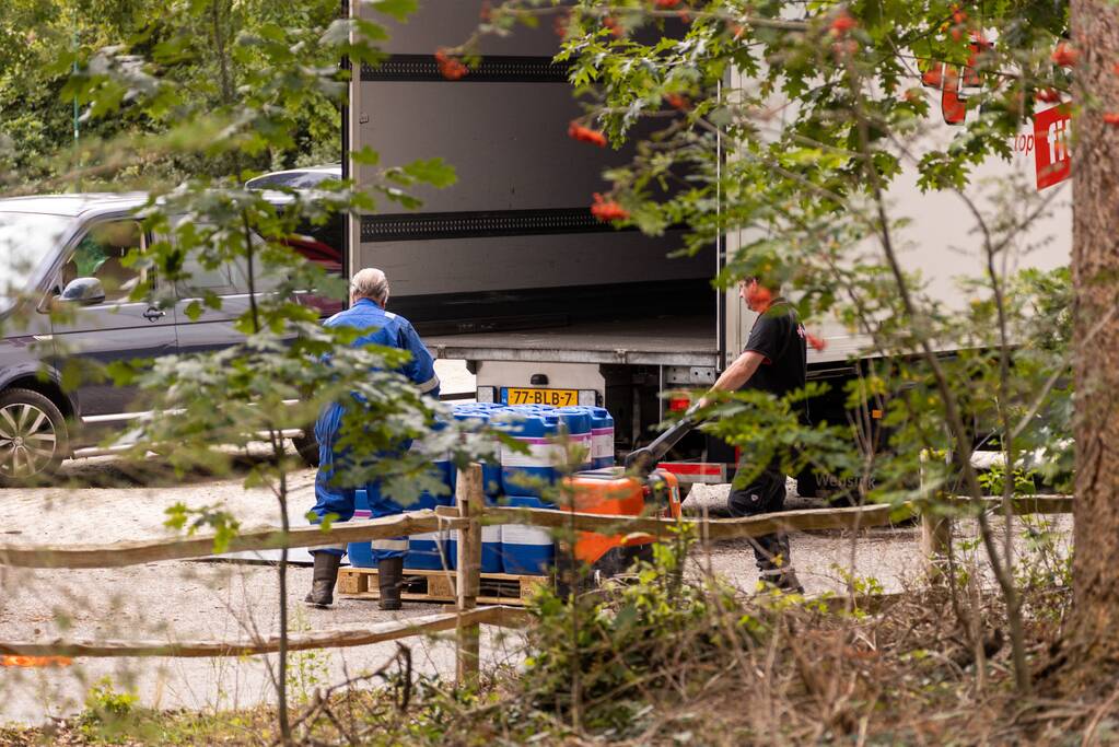 Lekkende vaten uit vrachtwagen gehaald