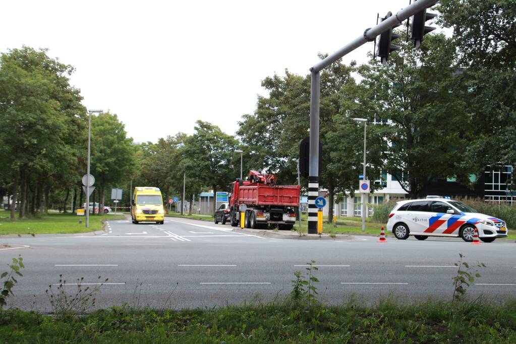 Schade na aanrijding tussen vrachtwagen en personenauto