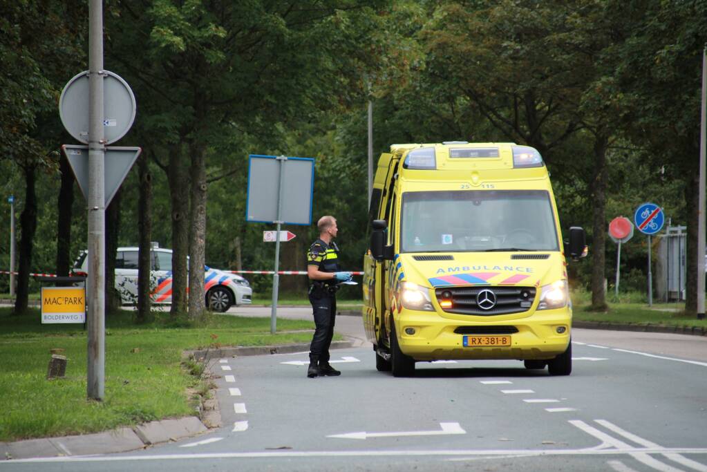 Schade na aanrijding tussen vrachtwagen en personenauto
