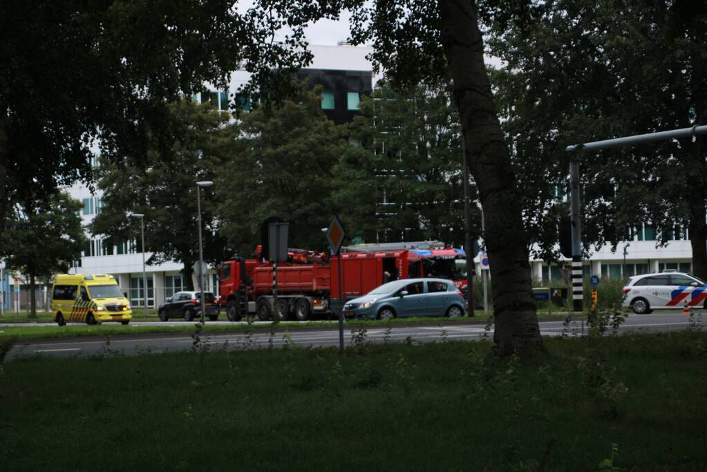 Schade na aanrijding tussen vrachtwagen en personenauto