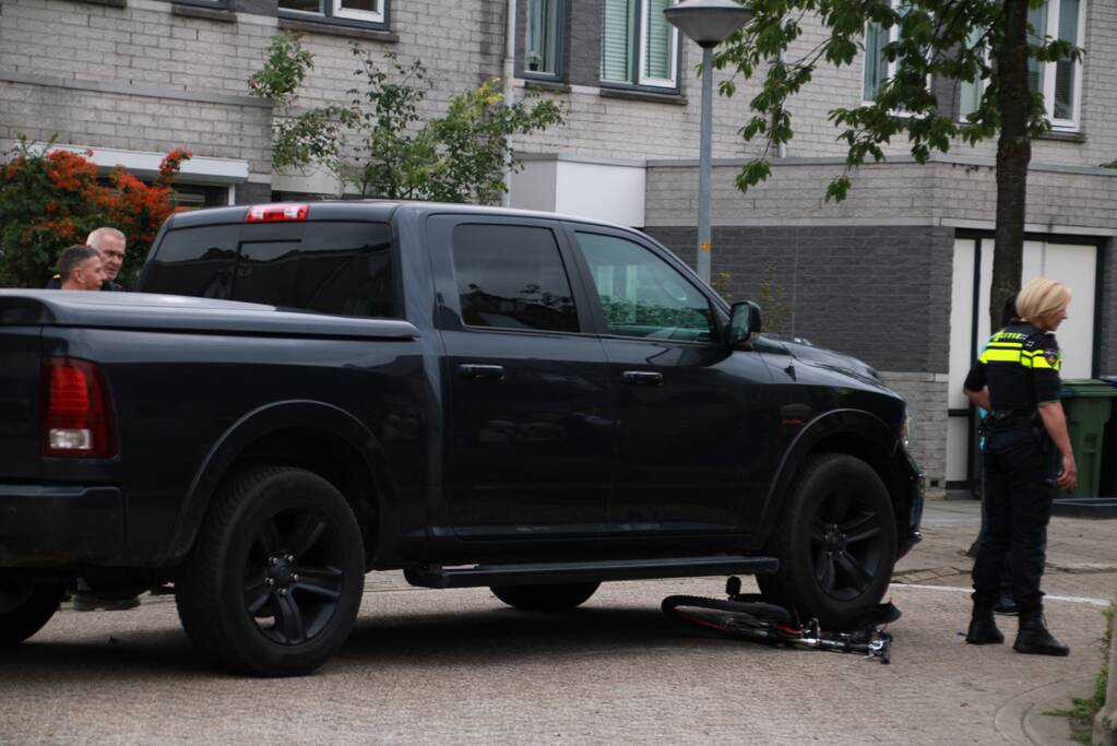 Kind op fiets aangereden door auto