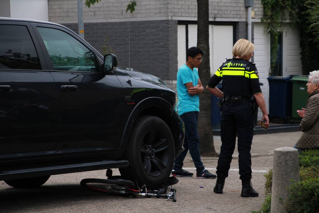 Kind op fiets aangereden door auto