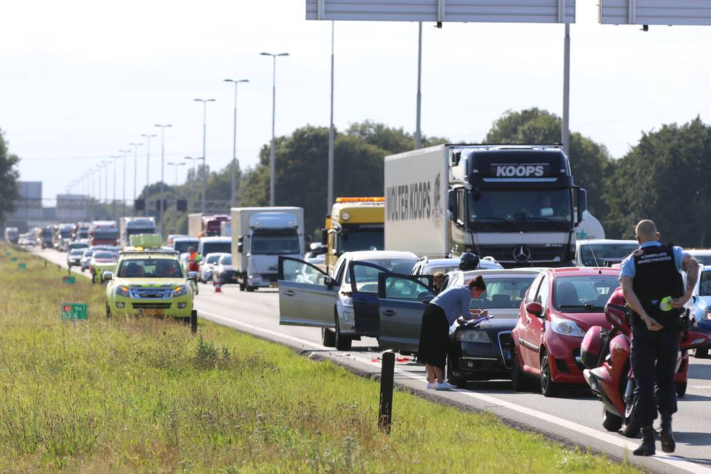 Meerdere gewonden bij ongeval op snelweg met meerdere voertuigen