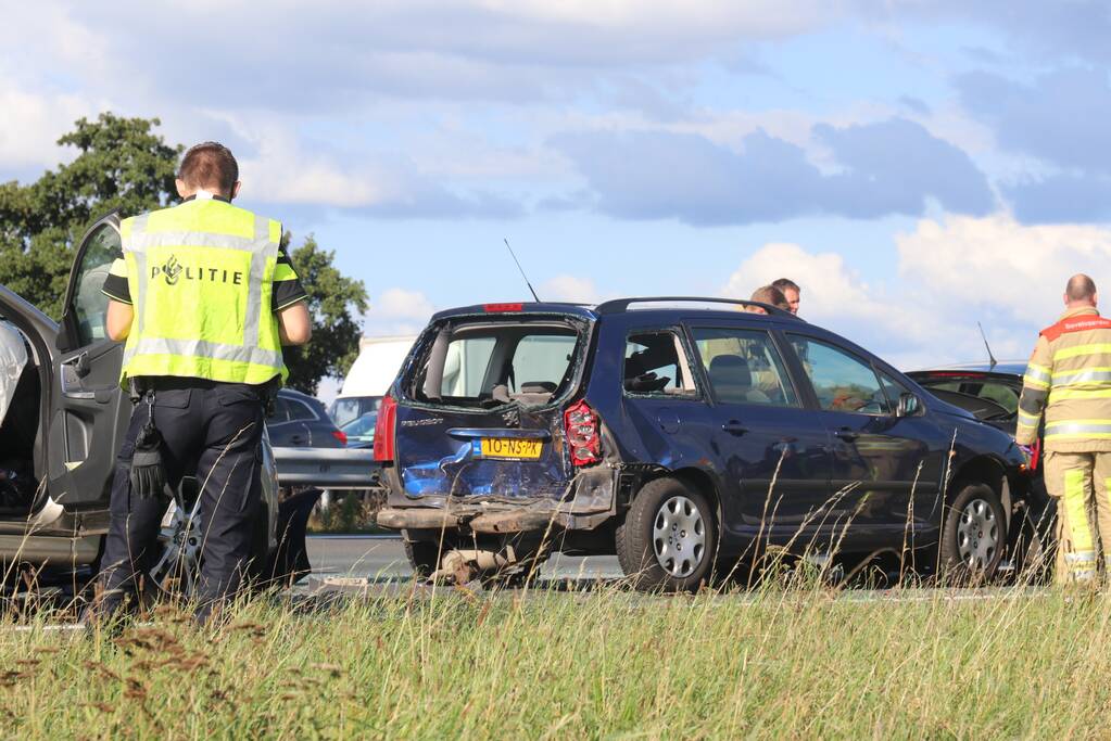 Meerdere gewonden bij ongeval op snelweg met meerdere voertuigen