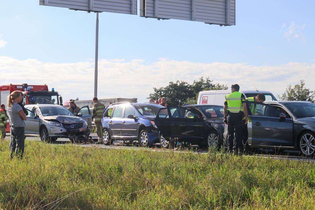 Meerdere gewonden bij ongeval op snelweg met meerdere voertuigen