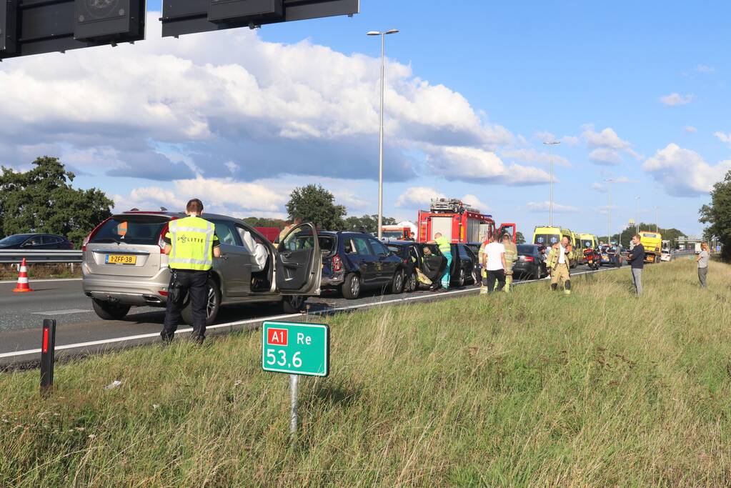Meerdere gewonden bij ongeval op snelweg met meerdere voertuigen