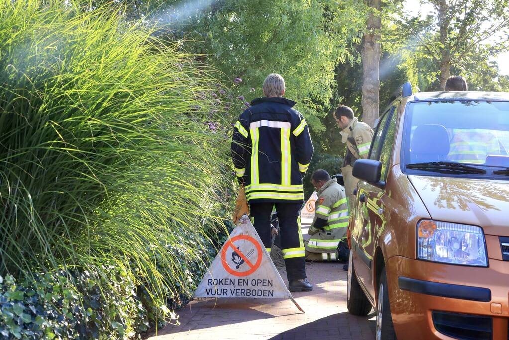 Gasleiding geraakt bij plaatsen tuinbank