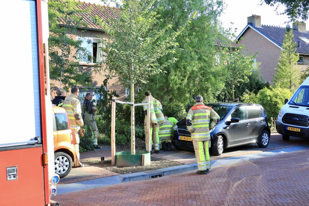 Gasleiding geraakt bij plaatsen tuinbank