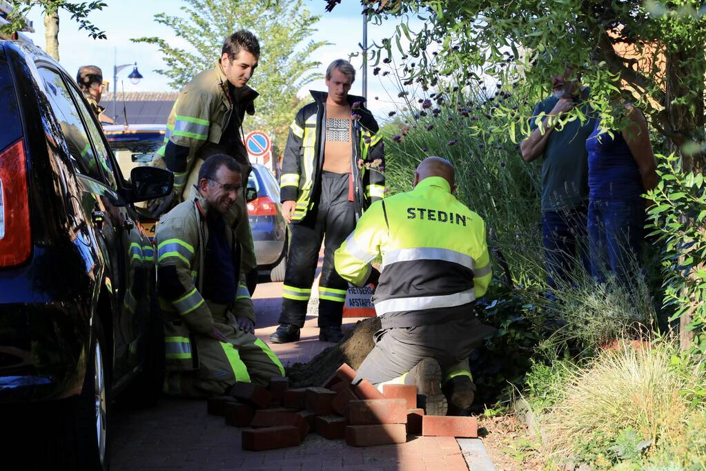 Gasleiding geraakt bij plaatsen tuinbank
