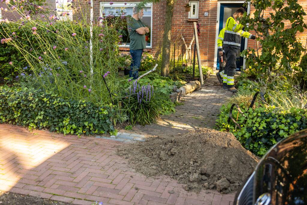 Gasleiding geraakt bij plaatsen tuinbank