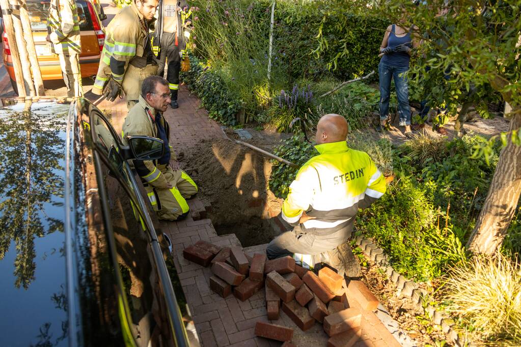 Gasleiding geraakt bij plaatsen tuinbank