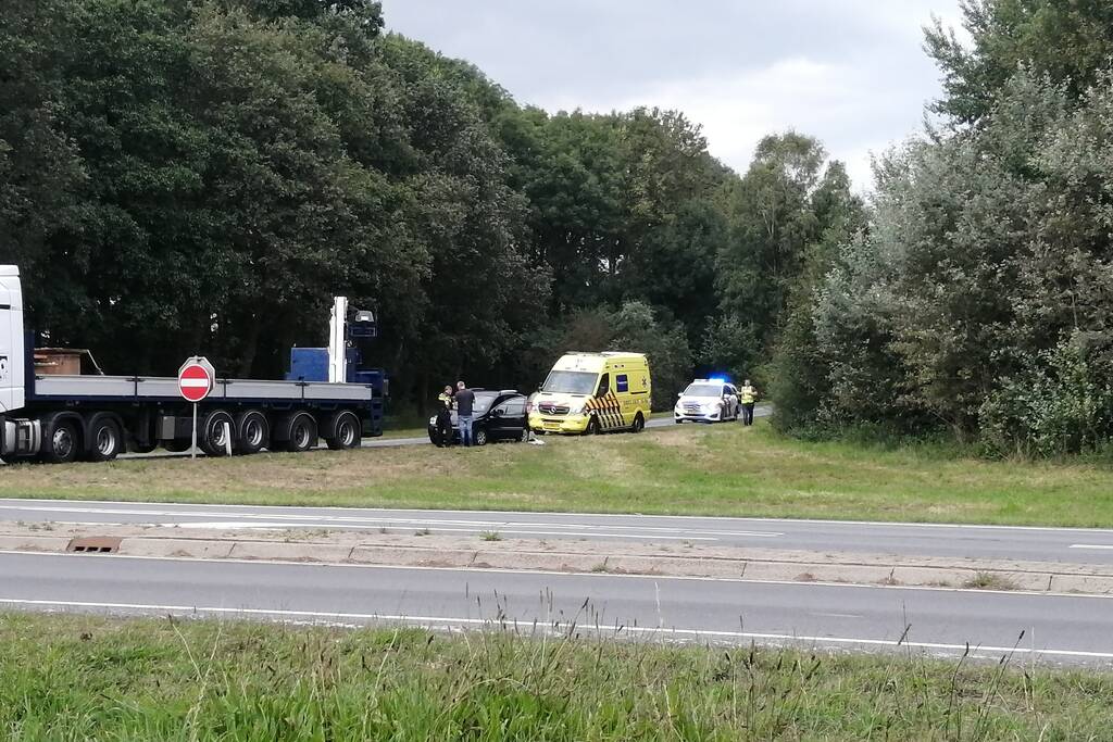 Auto botst op vrachtwagen