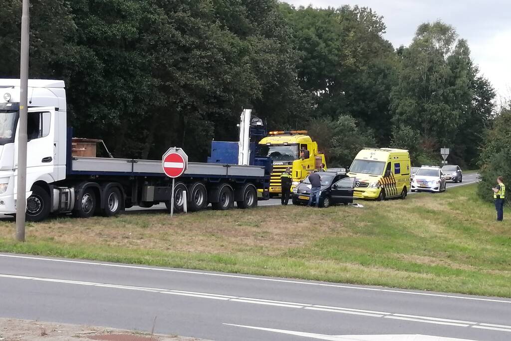 Auto botst op vrachtwagen