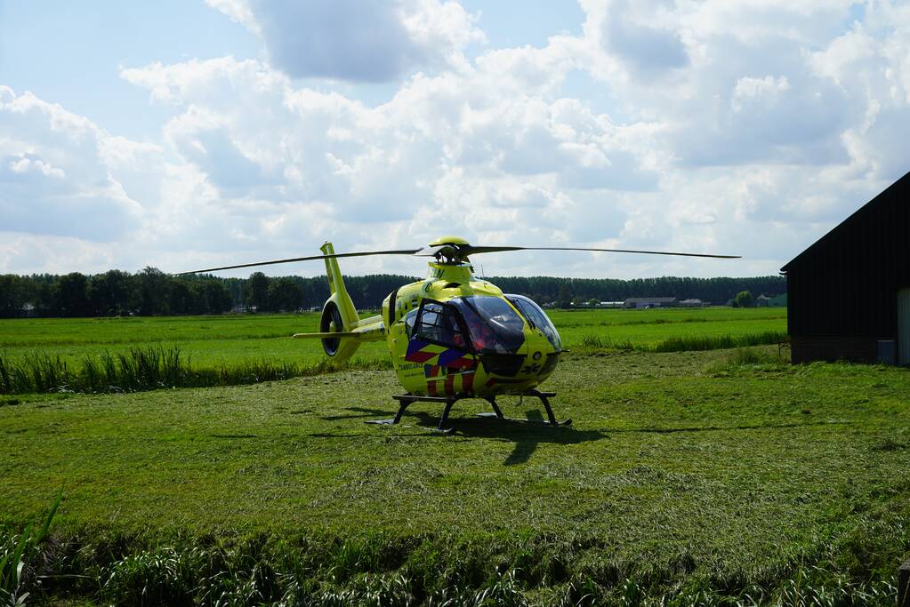 Traumahelikopter landt voor incident bij boerderij