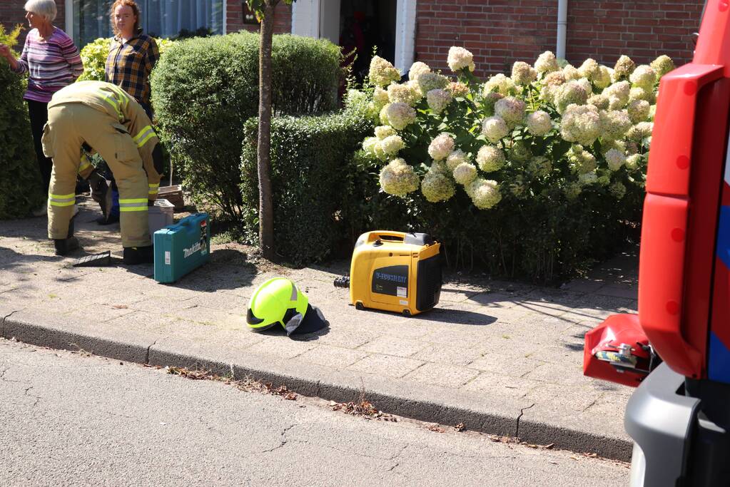 Hark doorboord voet van man en zit muurvast