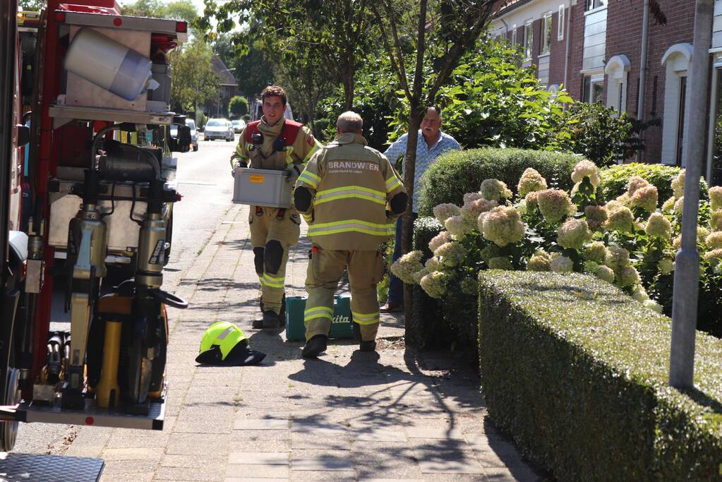 Hark doorboord voet van man en zit muurvast