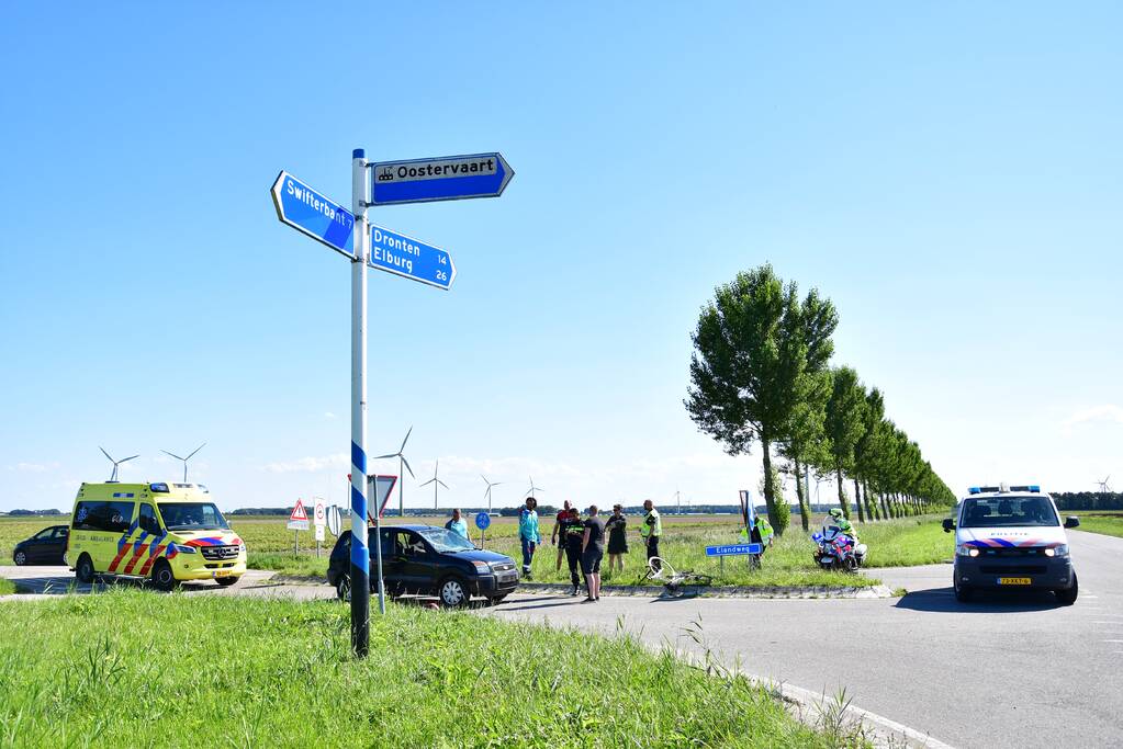 Wielrenner geschept op kruising