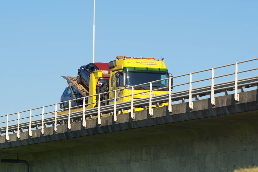Aanrijding tussen meerdere voertuigen op A28