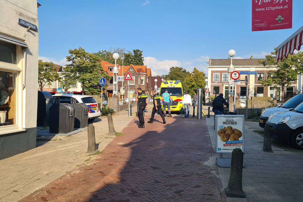 Fietser rijdt voetganger aan in winkelgebied