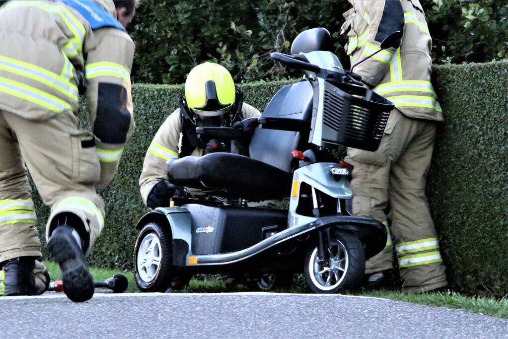 Scootmobiel vliegt in brand