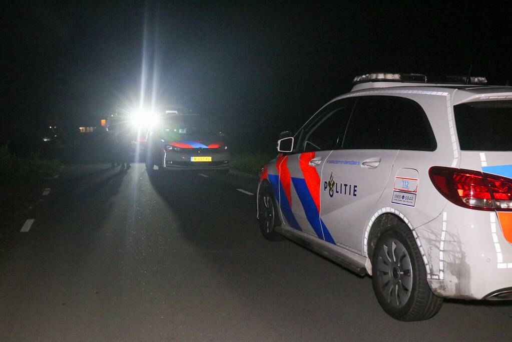 Auto crasht in weiland, bestuurder gevlucht